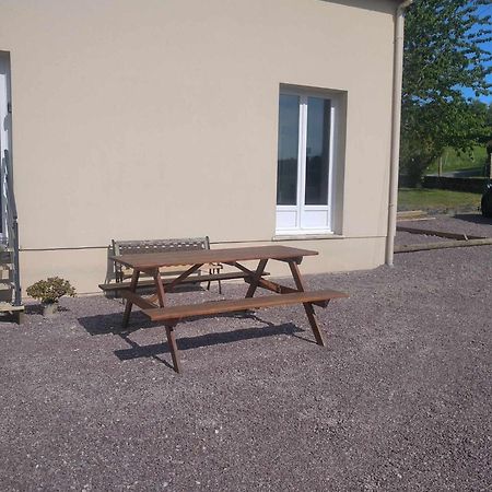 L Etablissement Gold Beach Propose 1 Hebergement , Maison 80M2 Avec Terrain 500M2, Parking Prive A 4 Min Du Port Artificiel D Arromanches, Services Accueil Personnalise, Lits Faits, Serviettes, Menage, Netflix, Wifi Ryes Экстерьер фото