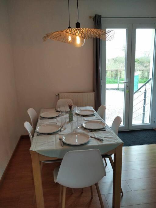 L Etablissement Gold Beach Propose 1 Hebergement , Maison 80M2 Avec Terrain 500M2, Parking Prive A 4 Min Du Port Artificiel D Arromanches, Services Accueil Personnalise, Lits Faits, Serviettes, Menage, Netflix, Wifi Ryes Экстерьер фото